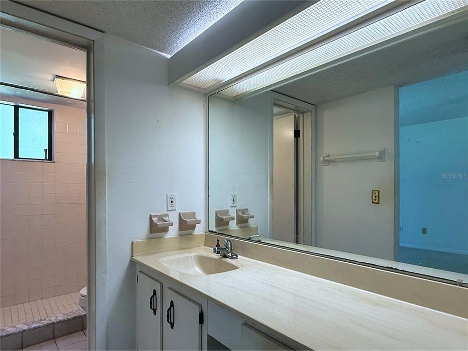 For Sale: $174,900 (2 beds, 2 baths, 1098 Square Feet)