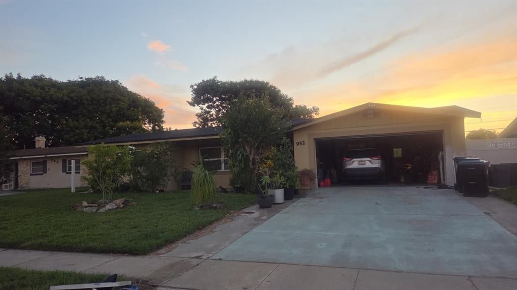 Recently Sold: $410,000 (4 beds, 2 baths, 1942 Square Feet)