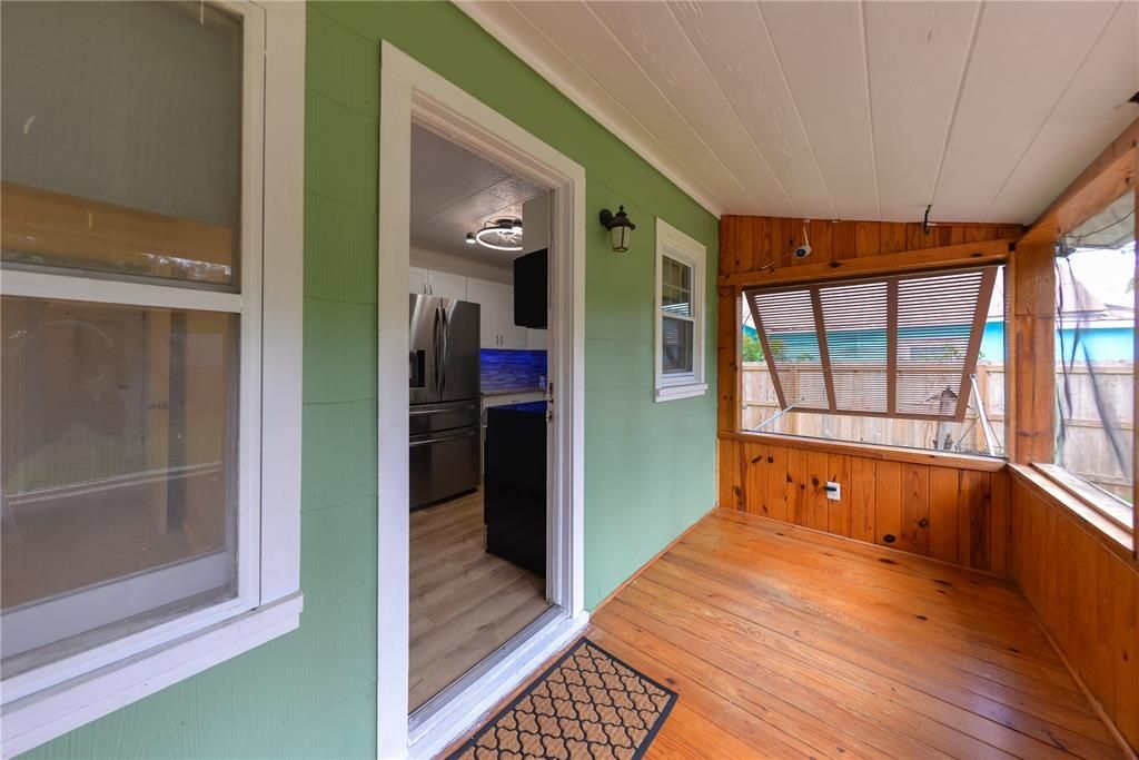 For Sale: $189,900 (2 beds, 1 baths, 890 Square Feet)