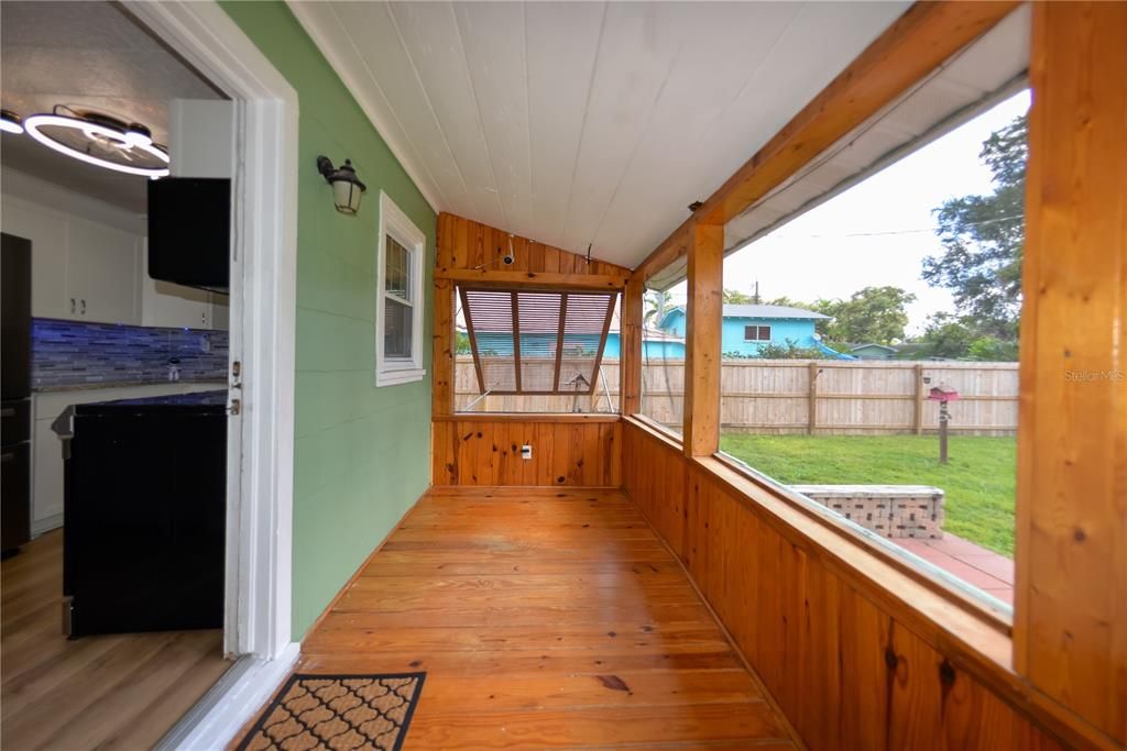 For Sale: $189,900 (2 beds, 1 baths, 890 Square Feet)