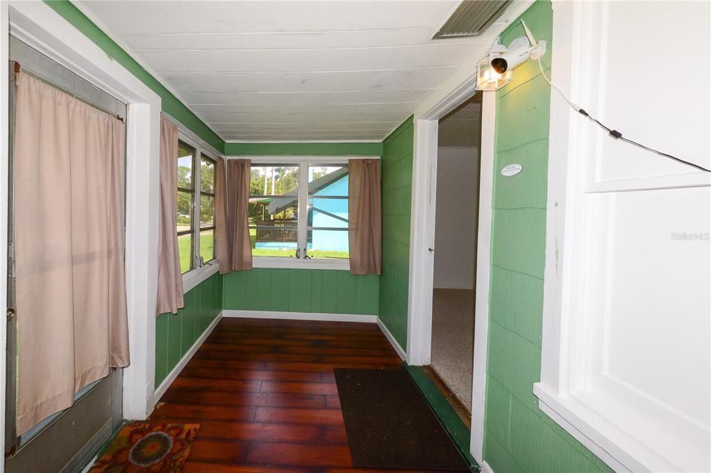 For Sale: $189,900 (2 beds, 1 baths, 890 Square Feet)