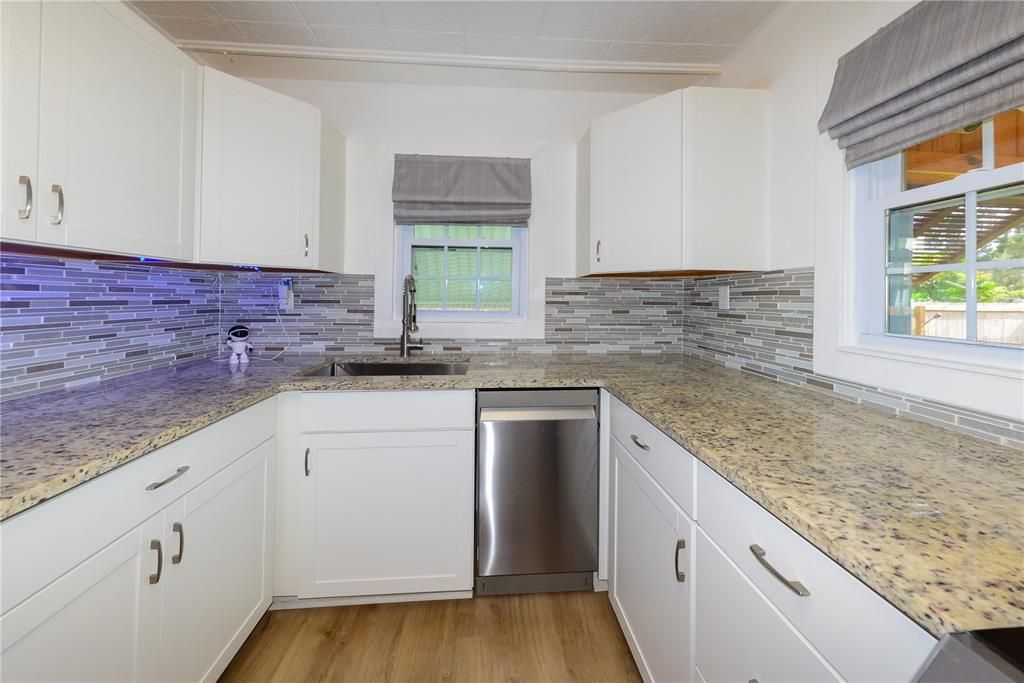 For Sale: $189,900 (2 beds, 1 baths, 890 Square Feet)