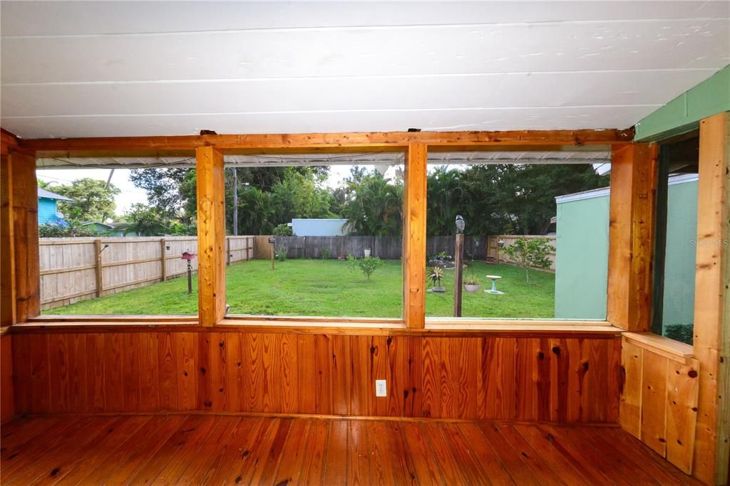 For Sale: $189,900 (2 beds, 1 baths, 890 Square Feet)