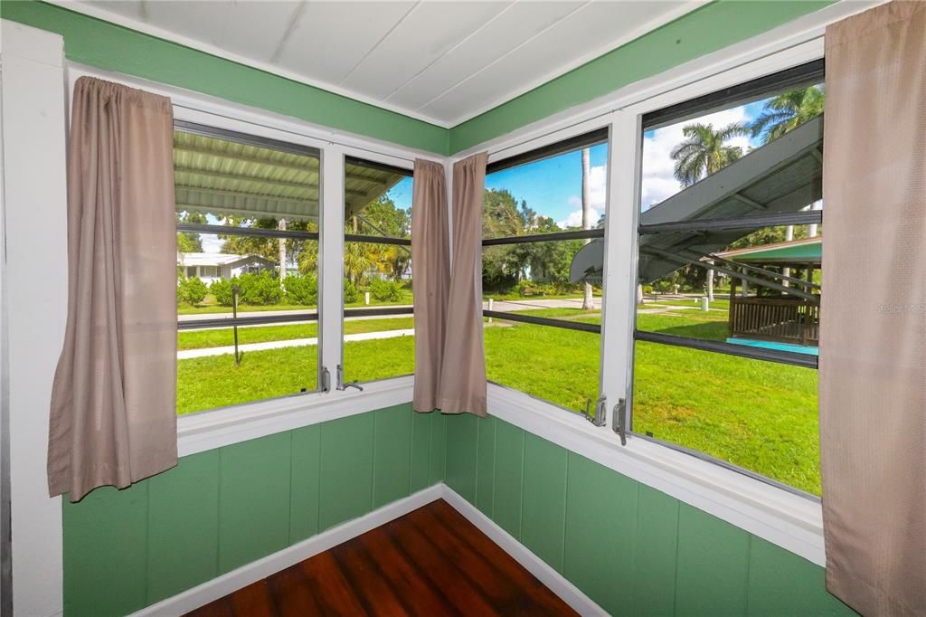 For Sale: $189,900 (2 beds, 1 baths, 890 Square Feet)