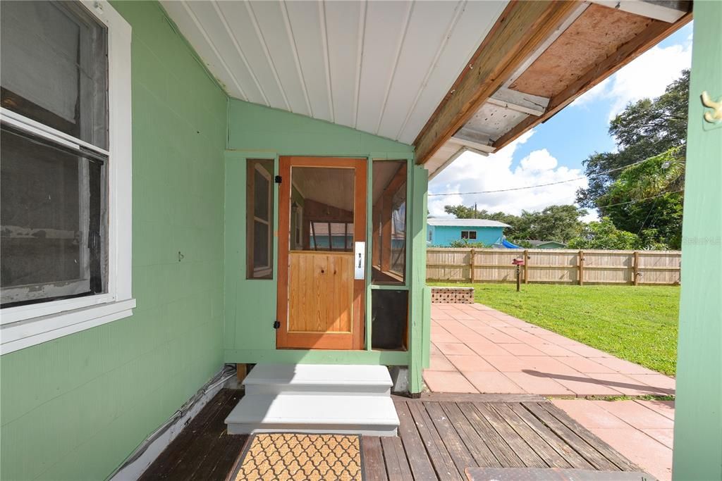 For Sale: $189,900 (2 beds, 1 baths, 890 Square Feet)