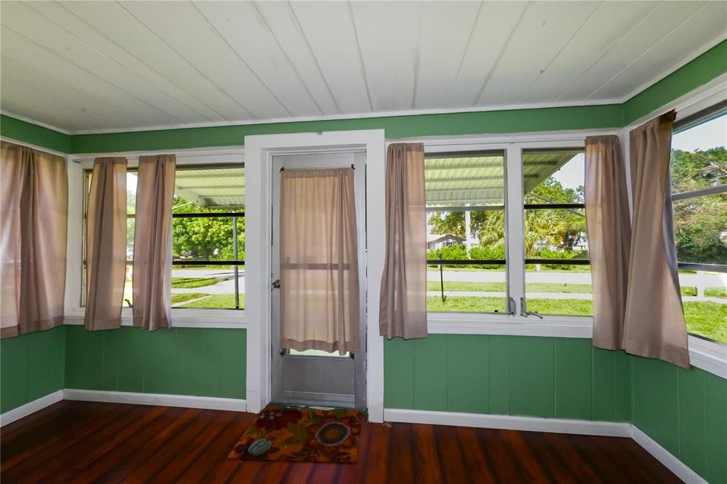 For Sale: $189,900 (2 beds, 1 baths, 890 Square Feet)