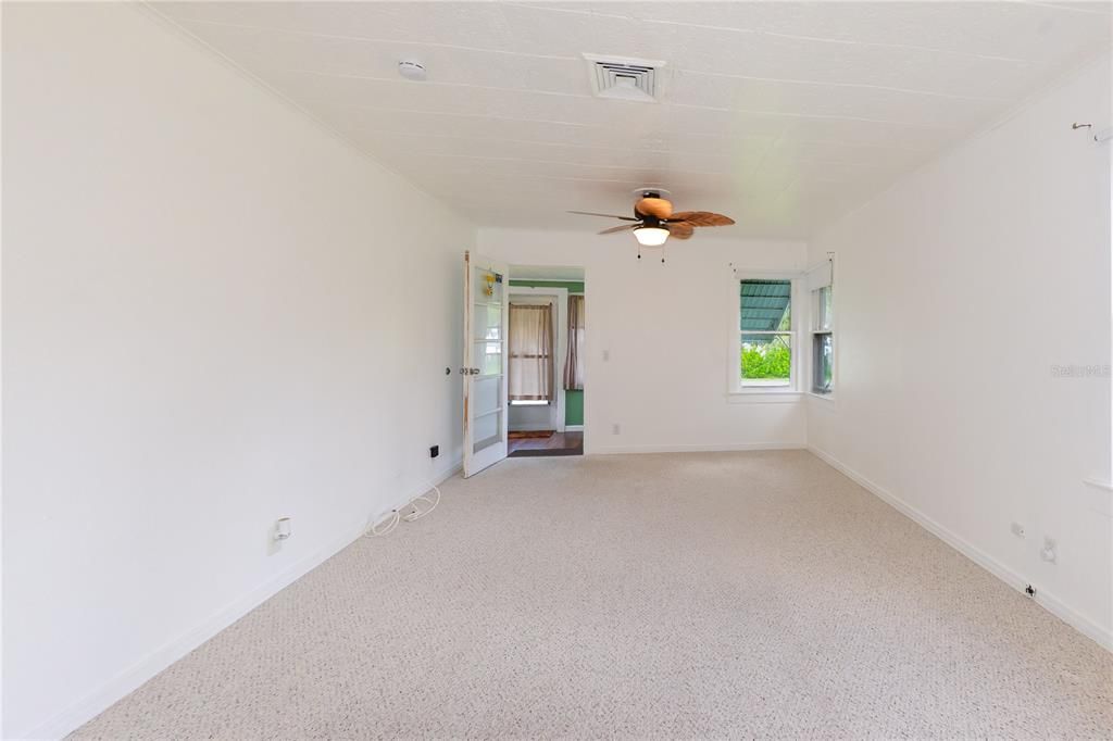 For Sale: $189,900 (2 beds, 1 baths, 890 Square Feet)