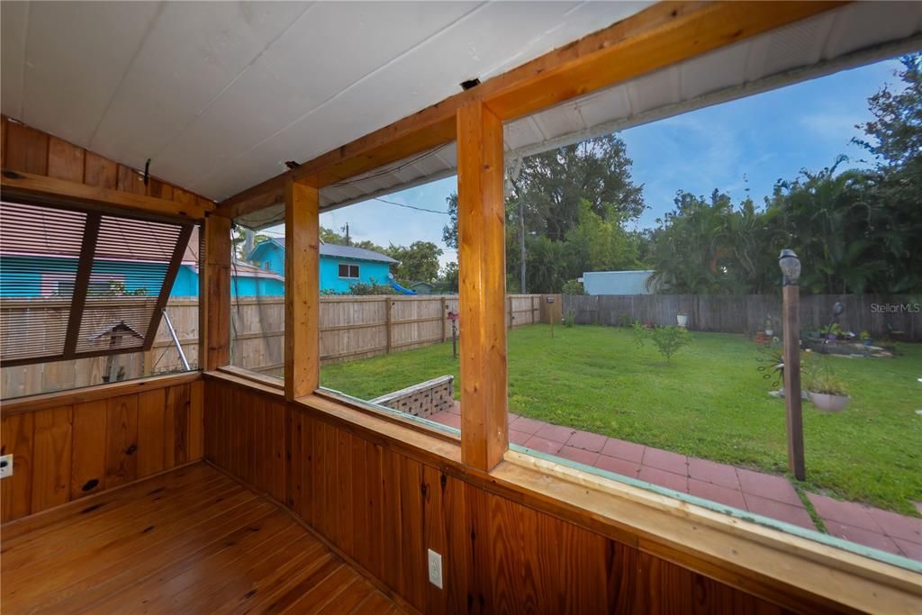 For Sale: $189,900 (2 beds, 1 baths, 890 Square Feet)