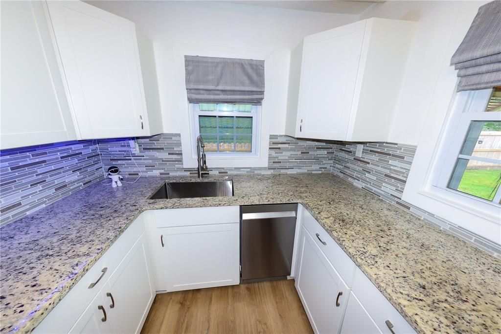 For Sale: $189,900 (2 beds, 1 baths, 890 Square Feet)