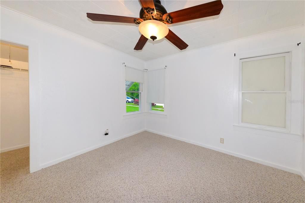 For Sale: $189,900 (2 beds, 1 baths, 890 Square Feet)