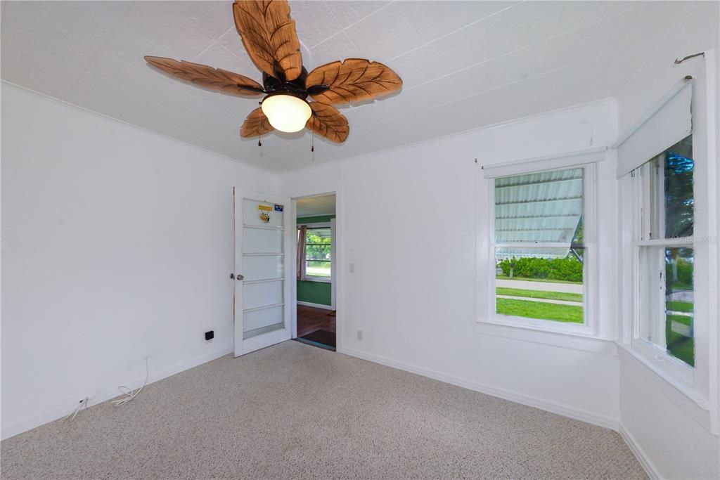 For Sale: $189,900 (2 beds, 1 baths, 890 Square Feet)