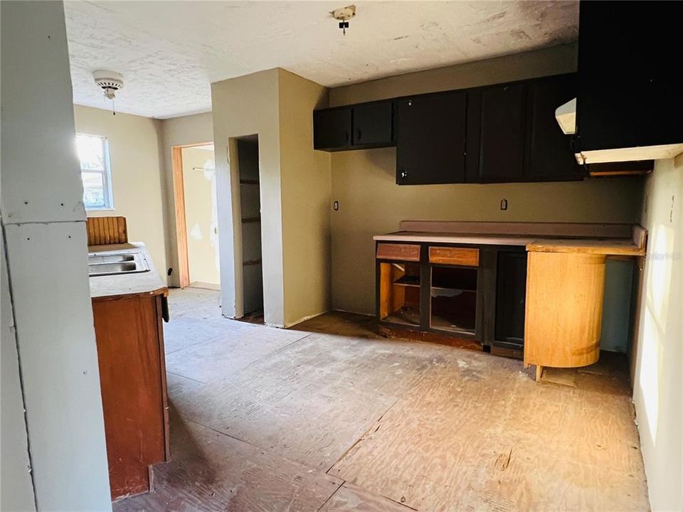 На продажу: $95,000 (3 спален, 1 ванн, 1232 Квадратных фут)