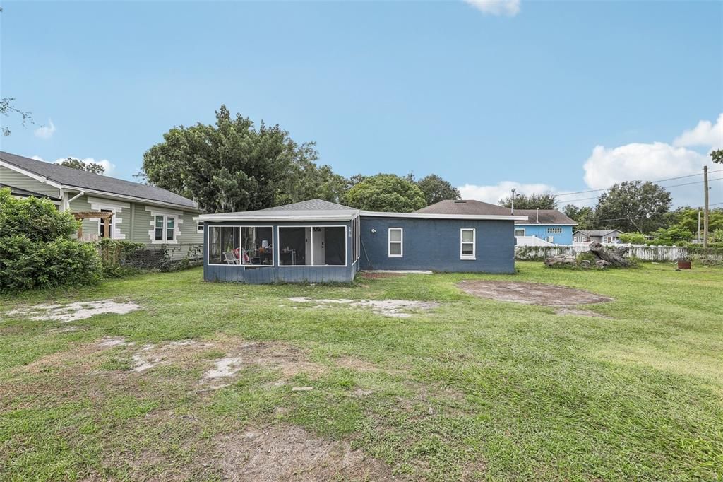 Active With Contract: $170,000 (3 beds, 1 baths, 1064 Square Feet)