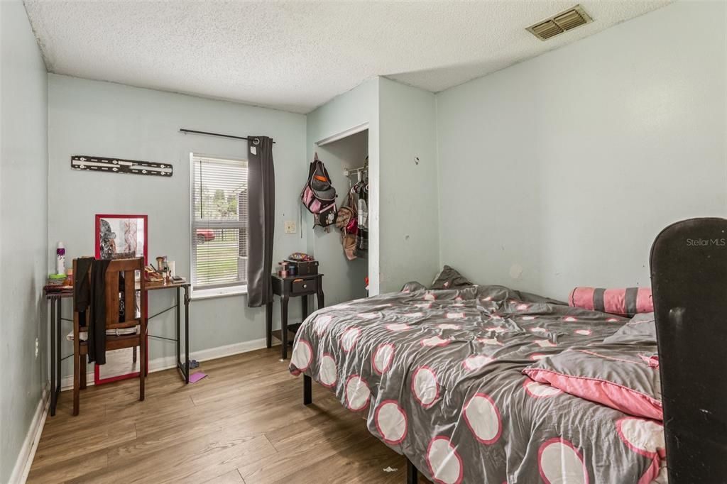 Active With Contract: $170,000 (3 beds, 1 baths, 1064 Square Feet)