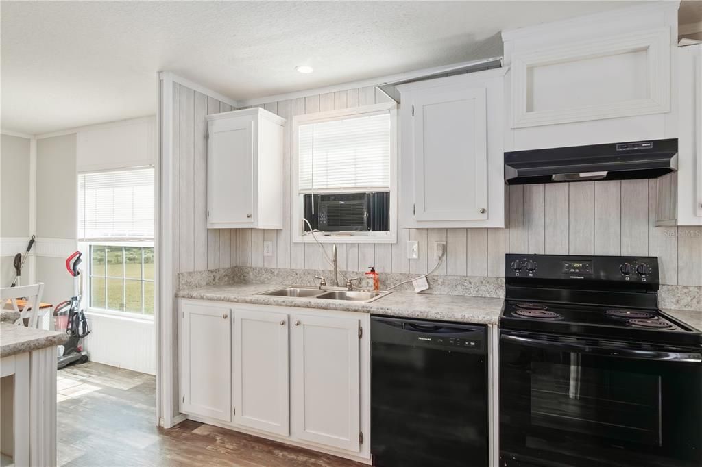 For Sale: $315,000 (3 beds, 2 baths, 1456 Square Feet)