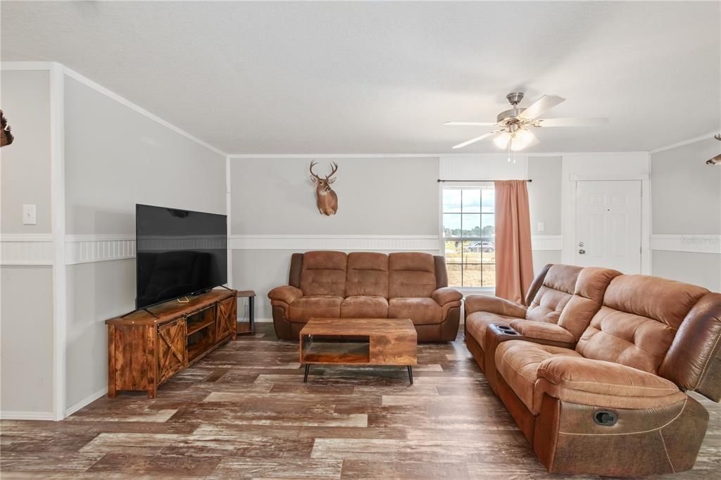 For Sale: $315,000 (3 beds, 2 baths, 1456 Square Feet)