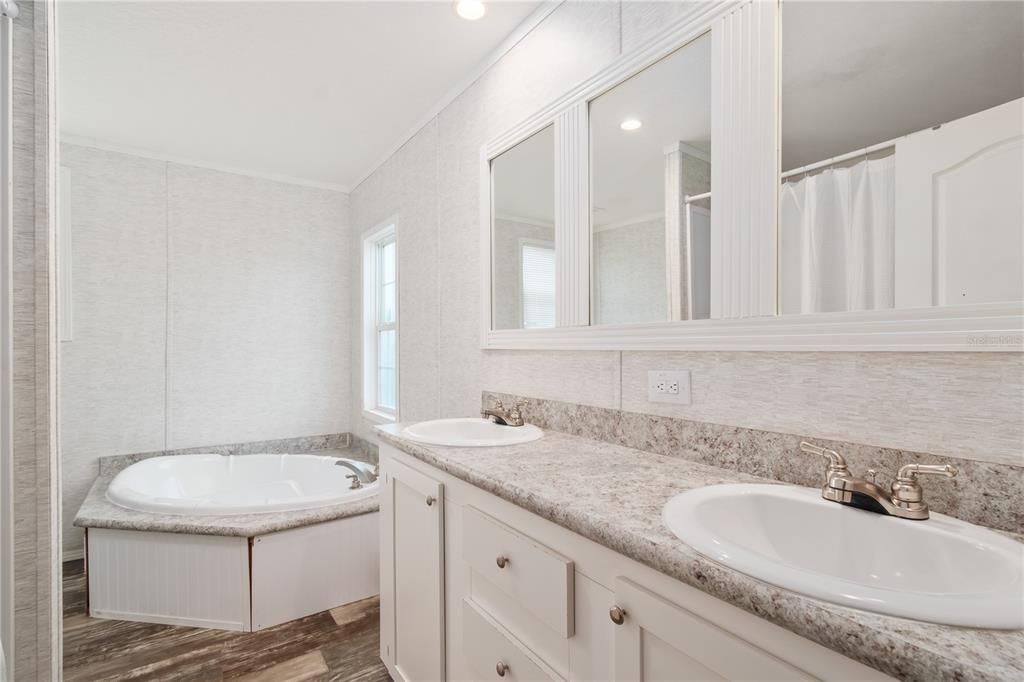 For Sale: $315,000 (3 beds, 2 baths, 1456 Square Feet)