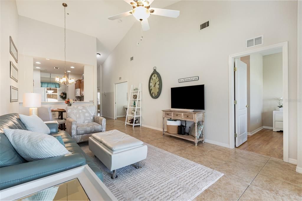 Под контрактом: $249,900 (2 спален, 2 ванн, 1316 Квадратных фут)