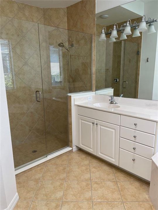 Activo con contrato: $3,495 (2 camas, 2 baños, 2186 Pies cuadrados)