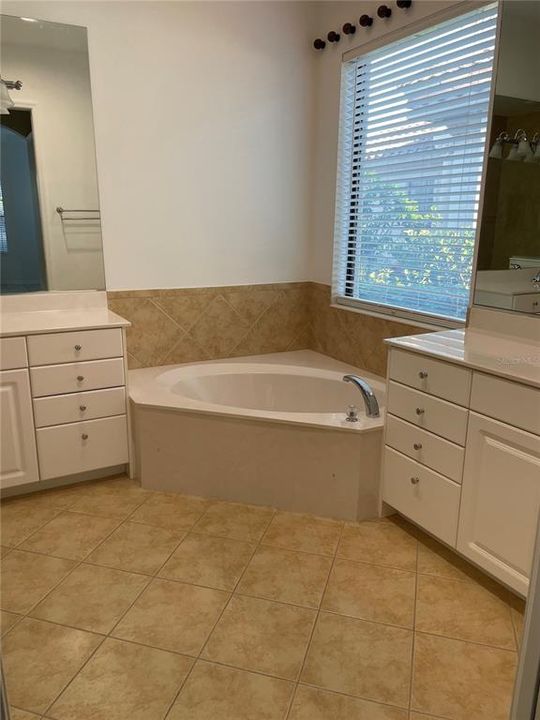 Activo con contrato: $3,495 (2 camas, 2 baños, 2186 Pies cuadrados)