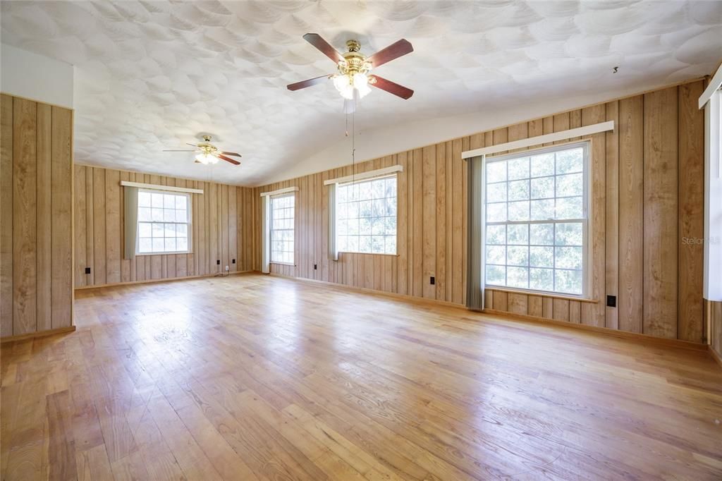 For Sale: $299,000 (4 beds, 2 baths, 2528 Square Feet)