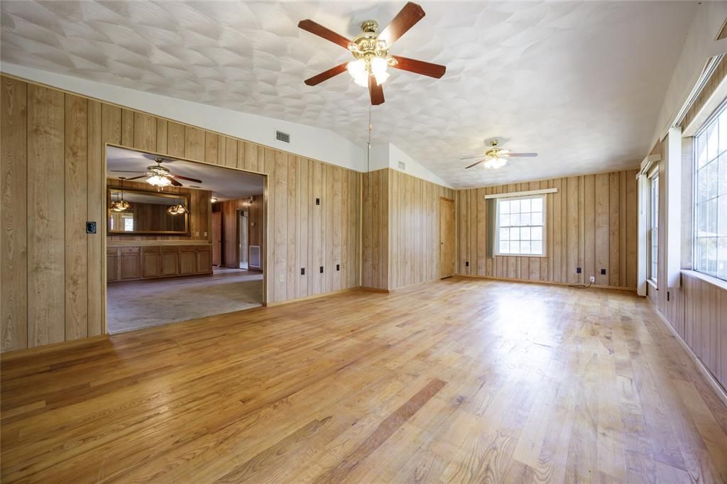 For Sale: $299,000 (4 beds, 2 baths, 2528 Square Feet)