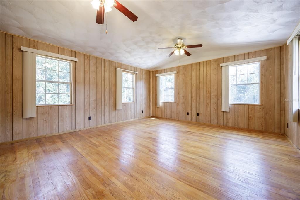 For Sale: $299,000 (4 beds, 2 baths, 2528 Square Feet)