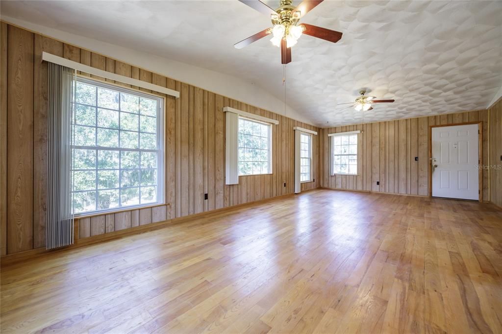 For Sale: $299,000 (4 beds, 2 baths, 2528 Square Feet)