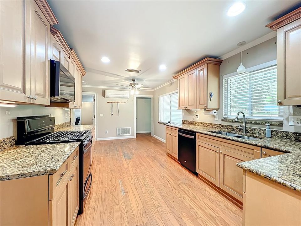 Под контрактом: $620,000 (5 спален, 4 ванн, 1961 Квадратных фут)