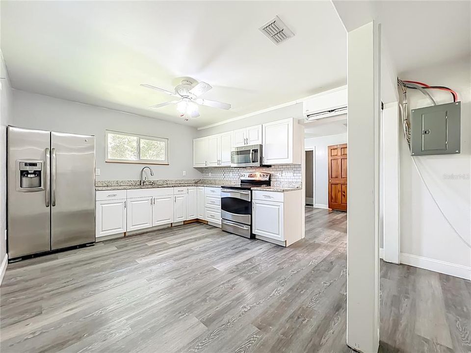 Под контрактом: $620,000 (5 спален, 4 ванн, 1961 Квадратных фут)