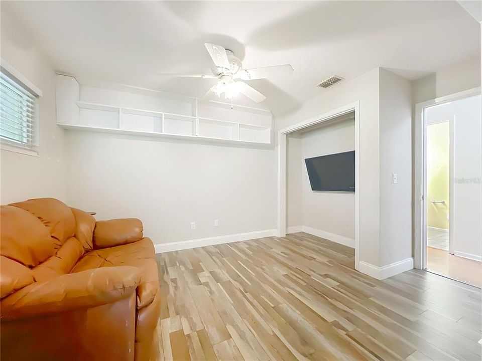 Под контрактом: $620,000 (5 спален, 4 ванн, 1961 Квадратных фут)