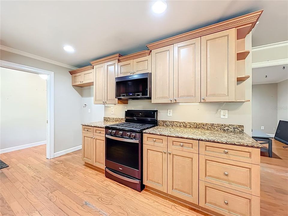 Под контрактом: $620,000 (5 спален, 4 ванн, 1961 Квадратных фут)