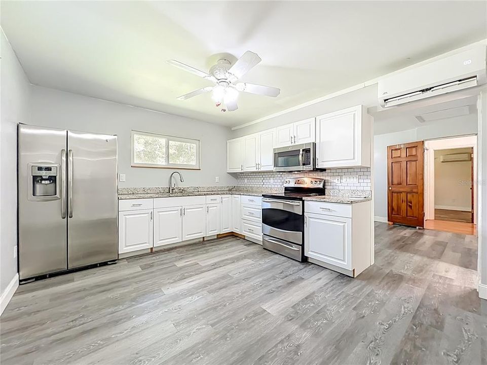 Под контрактом: $620,000 (5 спален, 4 ванн, 1961 Квадратных фут)