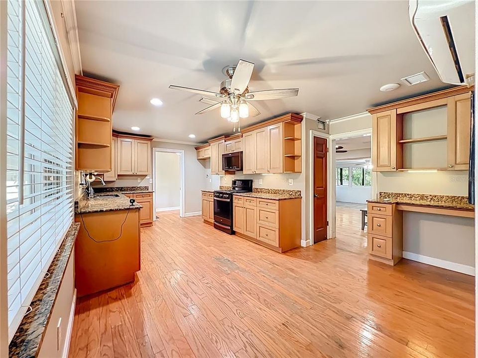 Под контрактом: $620,000 (5 спален, 4 ванн, 1961 Квадратных фут)