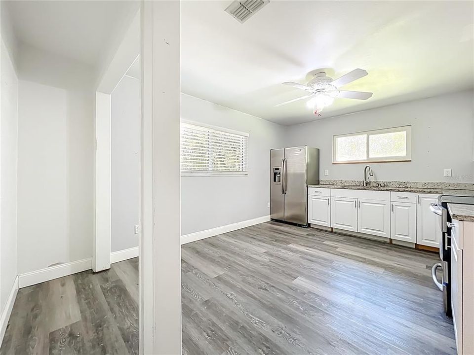 Под контрактом: $620,000 (5 спален, 4 ванн, 1961 Квадратных фут)