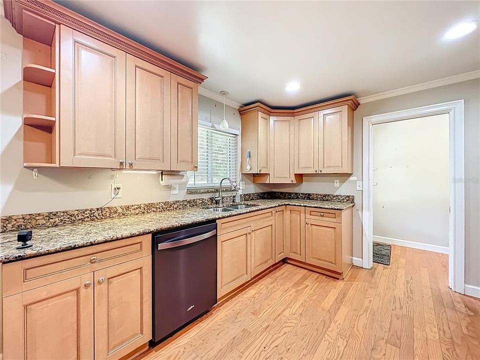 Под контрактом: $620,000 (5 спален, 4 ванн, 1961 Квадратных фут)