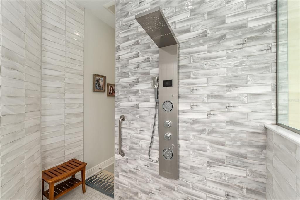 En Venta: $1,175,000 (4 camas, 3 baños, 3360 Pies cuadrados)