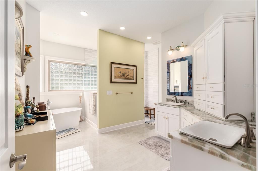 En Venta: $1,175,000 (4 camas, 3 baños, 3360 Pies cuadrados)