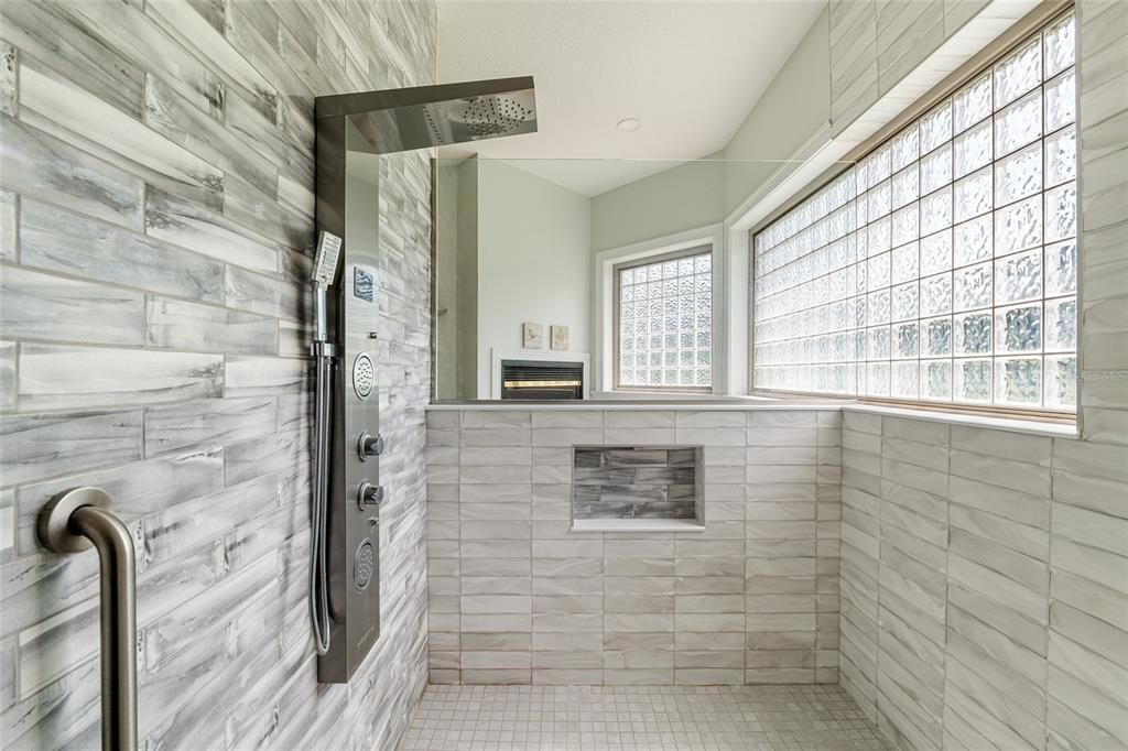 En Venta: $1,175,000 (4 camas, 3 baños, 3360 Pies cuadrados)