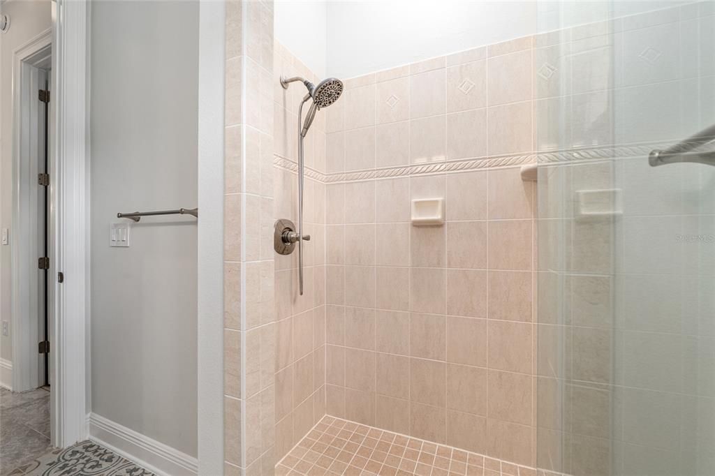 En Venta: $1,175,000 (4 camas, 3 baños, 3360 Pies cuadrados)