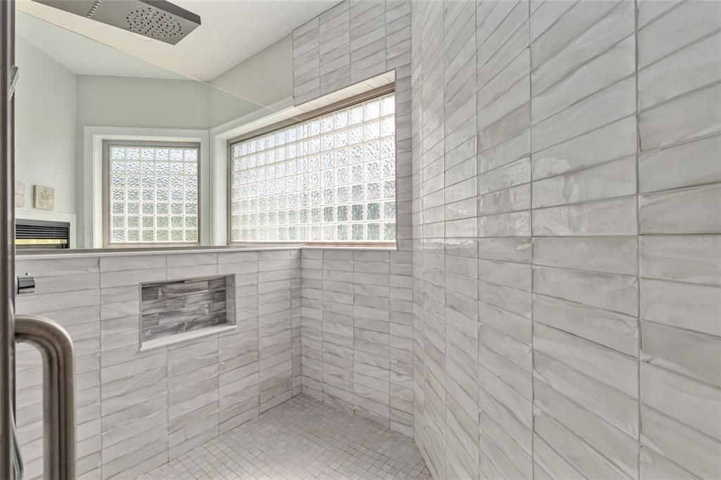 En Venta: $1,175,000 (4 camas, 3 baños, 3360 Pies cuadrados)