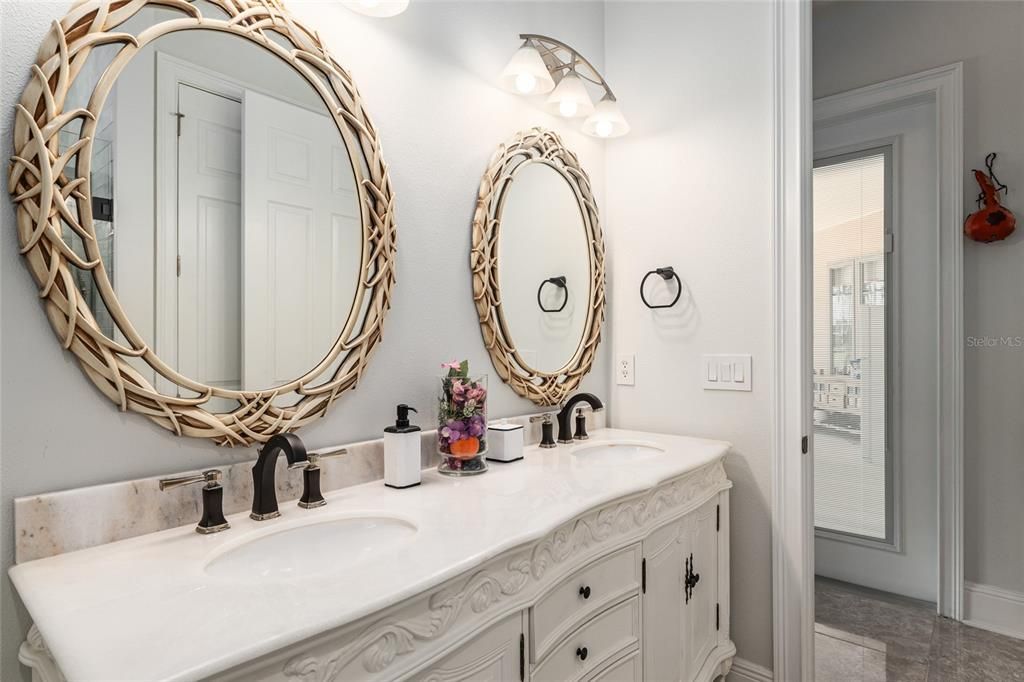 En Venta: $1,175,000 (4 camas, 3 baños, 3360 Pies cuadrados)