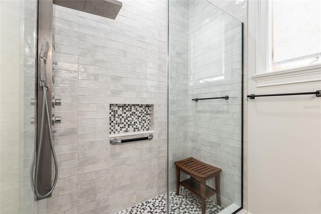 En Venta: $1,175,000 (4 camas, 3 baños, 3360 Pies cuadrados)