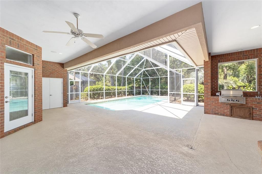 Activo con contrato: $739,000 (4 camas, 3 baños, 3037 Pies cuadrados)