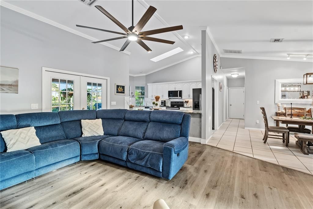 合同活跃: $478,000 (4 贝兹, 3 浴室, 2585 平方英尺)