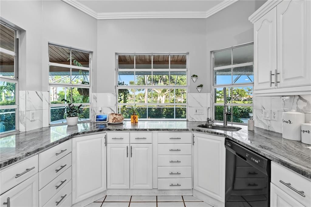 合同活跃: $478,000 (4 贝兹, 3 浴室, 2585 平方英尺)