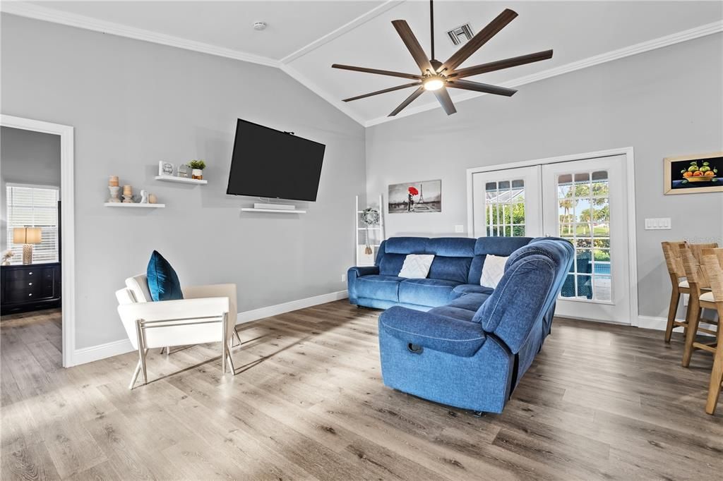 合同活跃: $478,000 (4 贝兹, 3 浴室, 2585 平方英尺)