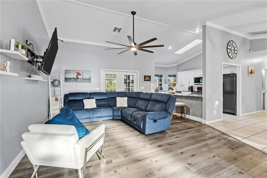 合同活跃: $478,000 (4 贝兹, 3 浴室, 2585 平方英尺)