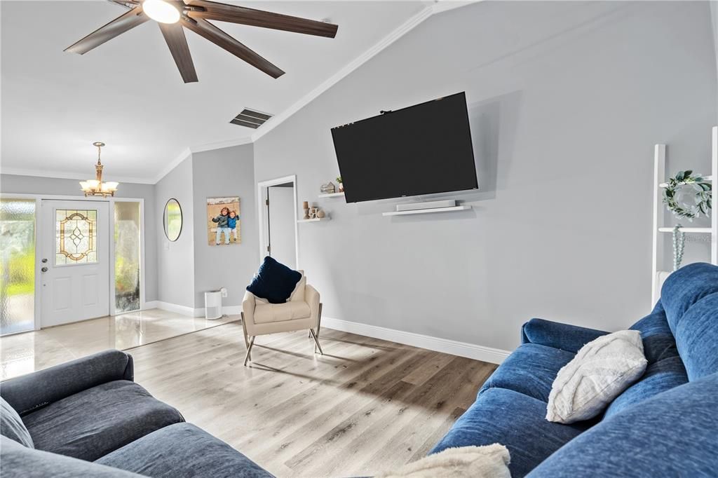 合同活跃: $478,000 (4 贝兹, 3 浴室, 2585 平方英尺)