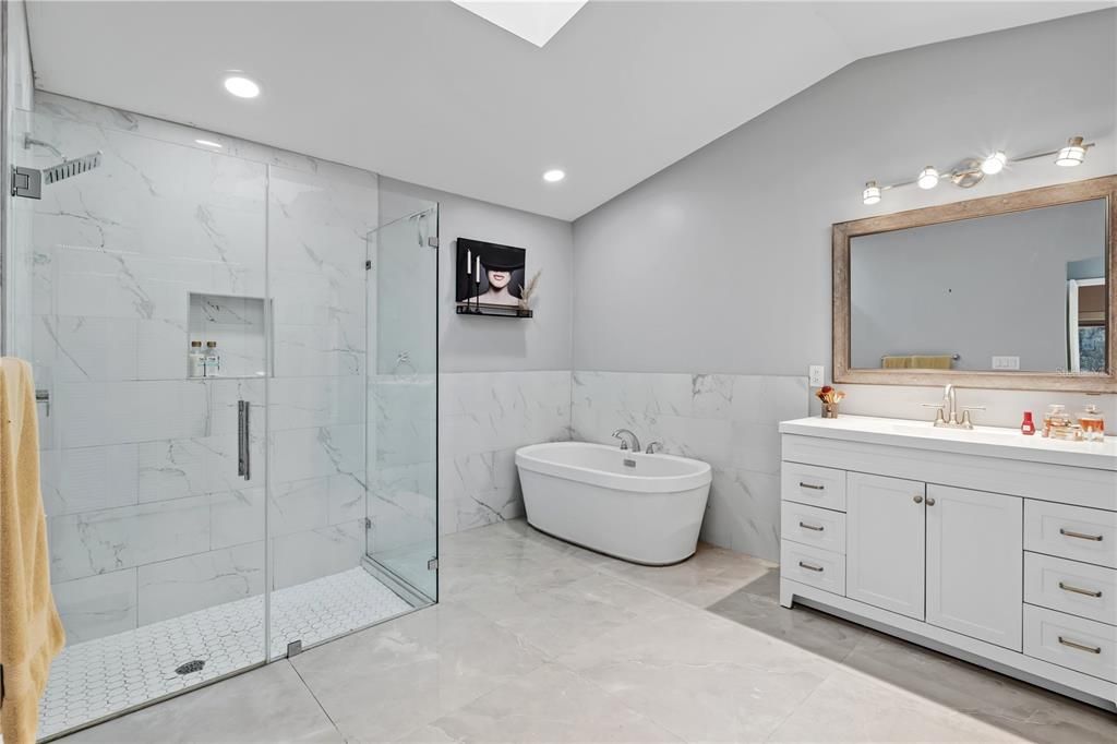 合同活跃: $478,000 (4 贝兹, 3 浴室, 2585 平方英尺)